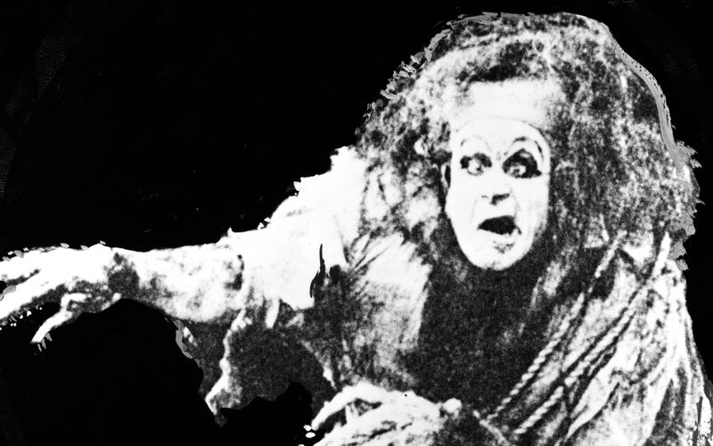 Die erste Filminterpretation von Mary Shelley's "Frankenstein" entstand, als das Kino gerademal 15 Jahre alt war. In dem 13-minütigen Werk des heute weitgehend vergessenen James Searle Dawley, der immerhin als "erster professioneller Spielfilmregisseur" gilt, spielte Augustus Phillips den Wissenschaftler Viktor Frankenstein, während Charles Ogle (Bild) das in einem Feuerkessel geschaffene Monster gab.