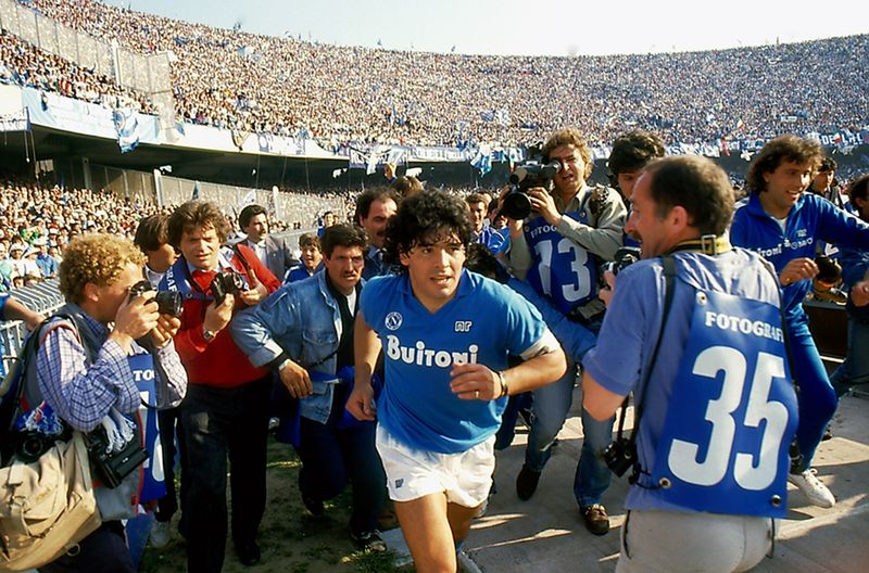 Dokumentarfilm "Diego Maradona" zum fünften Todestag: Der Superstar läuft von Fotografen umringt in Neapels San-Paolo-Stadion ein.