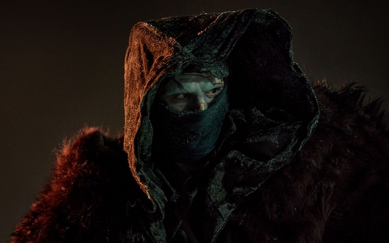 Die "Kreatur", hier noch weitestgehend verhüllt: Jacob Elordi verkörpert in Guillermo del Toros "Frankenstein" das "Monster".