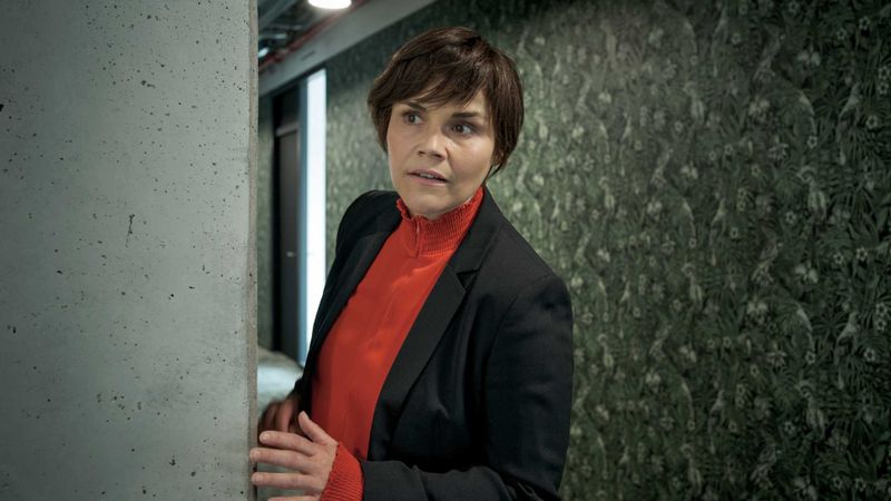 In "Gar kein Geld macht auch nicht glücklich" spielt Katharina Wackernagel eine Bankräuberin. Das Drehbuch stammt von ihrem Halbbruder Jonas Grosch.