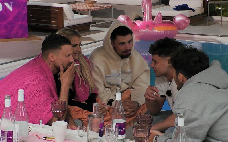 Melissa (2.v.l.) erzählt den Verführern von ihrem und Marwins Intimleben. 