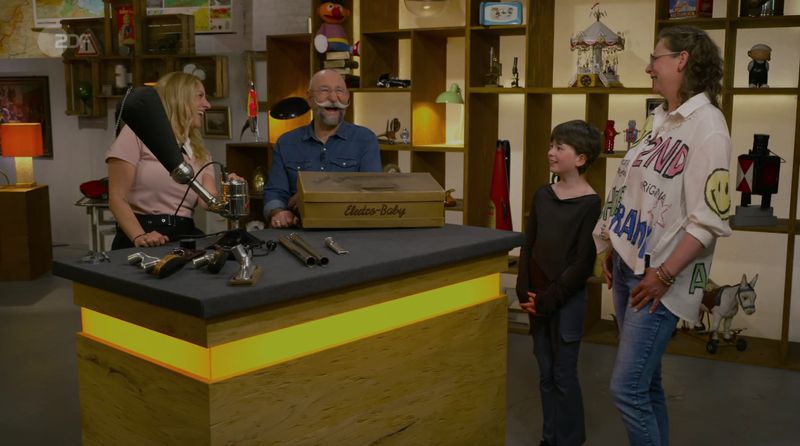 "Das Ding ist der Hammer." Ein wahres Multitalent sorgte in der Montagsausgabe der ZDF-Trödelshow "Bares für Rares" für großes Aufsehen. Nicht nur Horst Lichter war sichtlich begeistert, auch die Händler staunten. Julian Schmitz-Avila sah das alte Gerät sogar im Museum - doch letztlich sicherte sich ein anderer Händler das außergewöhnliche Exponat.