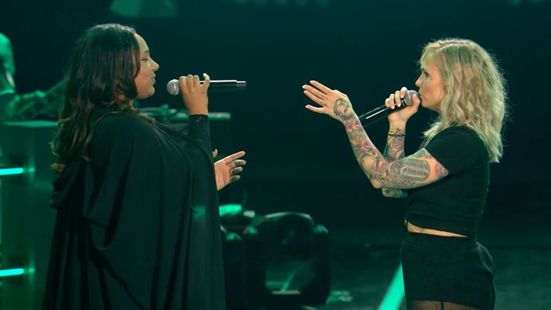Bei Lisa und Jazzy packt Team Fanta die Kettensäge aus und präsentiert eine ungewöhnliche Version von Tokio Hotels "Durch den Monsum". Lisa shoutet, Jazzy rappt. 