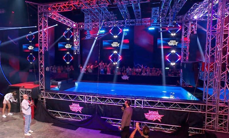 "Buschis Rache" ist ein Highlight, aber ein besonders fieses. Von einem drachenförmigen Dreiecks-Brett geht es an einen Griff, dann muss an ein Bungee-Seil gesprungen werden, von dem man sich ans zweite Drachenbrett katapultieren muss. Buschis Begeisterung über die Ehre verfliegt schnell: "Das ist ein Scheiß-Hindernis, die sind nachher alle sauer auf mich."