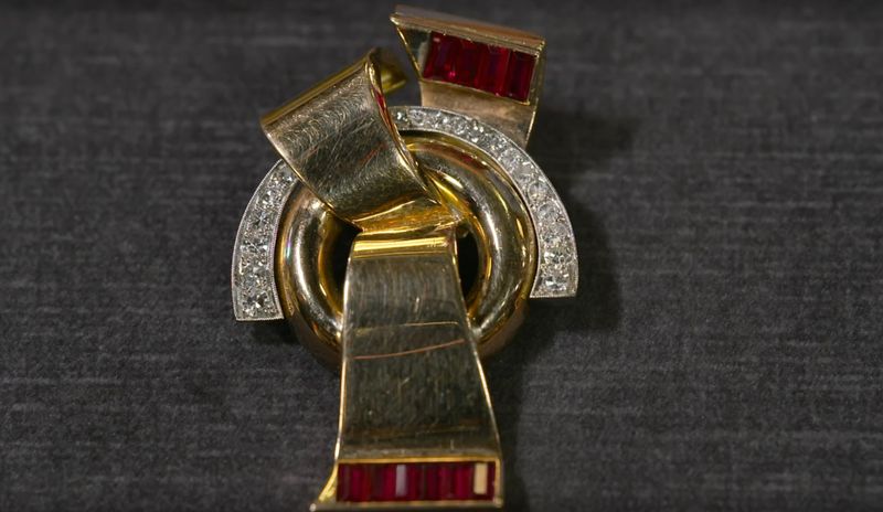 Das ist das gute Stück, über das der Verbalfight zwischen Waldi und Christian entbrennt: eine zum Anhänger umgestaltete Brosche aus den 1940er-Jahren. Experte Patrick Lessmann erkennt eine schöne Ausarbeitung mit 585er-Gold, 10 Rubinen und 19 Diamanten im Achtkant-Schliff. Horst Lichter ist begeistert: "Dat ist mal was anderes, da guckt man gleich hin." 