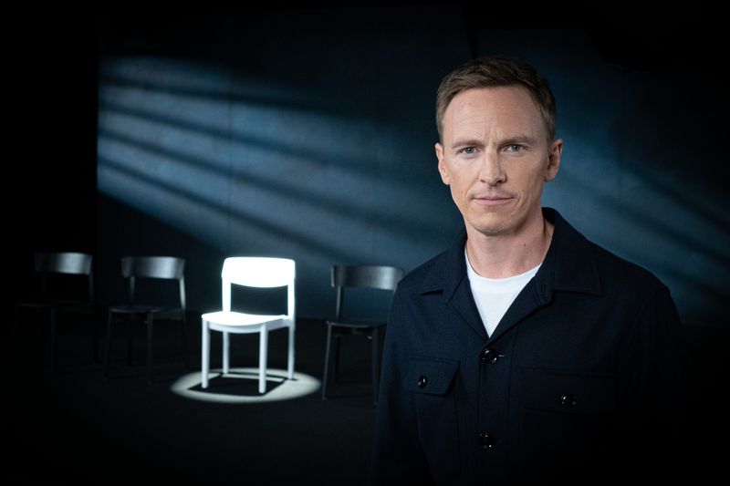 Der leere Stuhl als Symbol für die Femizide: In seiner neuen Reportage rekonstruiert Jochen Breyer, warum Männer ihre Partnerinnen töten.