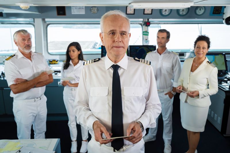 Harald Schmidt (Mitte) ist gern gesehener Star-Gast auf dem "Traumschiff". Auch wenn mancher Fan findet, dass er in der Rolle übertreibe.