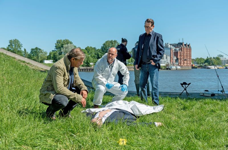 In der ersten Folge der zwölften Staffel fischen Finn Kiesewetter (Sven Martinek, links), Dr. Henning Strahl (Christoph Tomanek, Mitte) und Lars Englen (Ingo Naujoks, rechts) eine männliche Leiche aus der Trave.