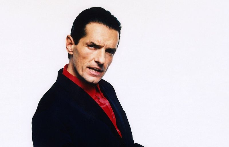 Falco gilt als der größte Popstar, den Österreich je hervorbrachte. Am 6. Februar 1998 verunglückte er mit seinem Auto in der Dominikanischen Republik, bis heute gibt er immer noch Rätsel auf. Dass er der einzige Musiker ist, der mit einem deutschsprachigen Song die US-Charts toppte, weiß (fast) jeder. Zur Wiederveröffentlichung seines erfolgreichsten Albums "Falco 3" 40 Jahre nach dem Debüt präsentieren wir 20 Fakten über Johann Hölzel, die Sie wahrscheinlich noch nicht kannten.