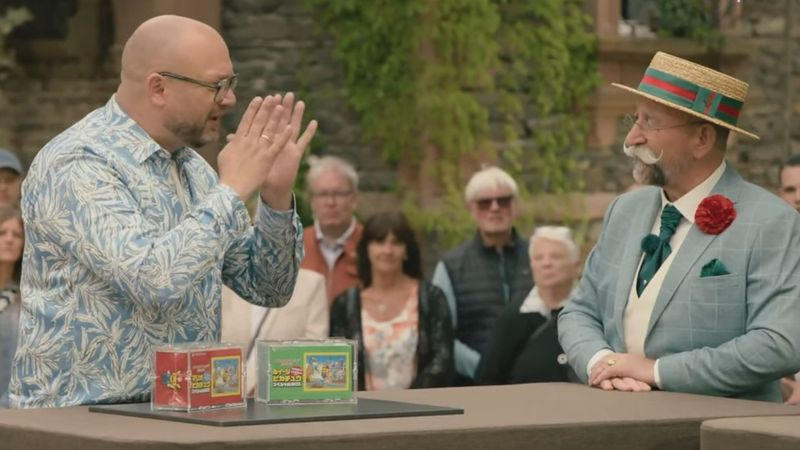 Experte Sven Deutschmanek (links) erklärt dem verdutzen Horst Lichter, wie hoch Pokémon-Karten mitunter gehandelt werden.