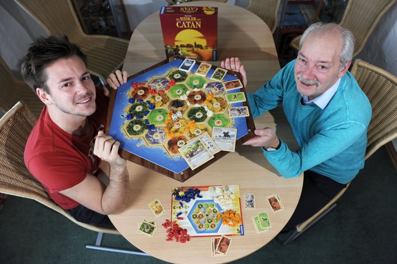 Der 2023 verstorbene Spieleautor Klaus Teuber (rechts) erfand das Brettspiel "Die Siedler von Catan", sein Sohn Benjamin (Bild) ist nun an der Produktion der Netflix-Adaptionen beteiligt.