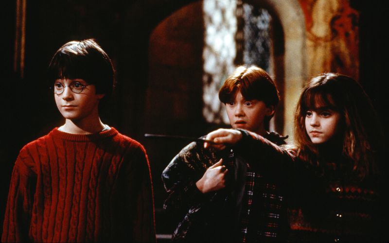 "Harry Potter und der Stein der Waisen" (25. Oktober, 20:15 Uhr in SAT.1) läutete 2001 nicht nur eine der erfolgreichsten Kino-Reihen der Filmgeschichte ein. Die Verfilmung des gleichnamigen Romans von Joanne K. Rowling war auch der Startschuss für die Karrieren so mancher Nachwuchsdarsteller, allen voran Daniel Radcliffe (links), Emma Watson und Rupert Grint. Die Galerie zeigt, was aus ihnen und den anderen Stars der "Harry Potter"-Reihe wurde.