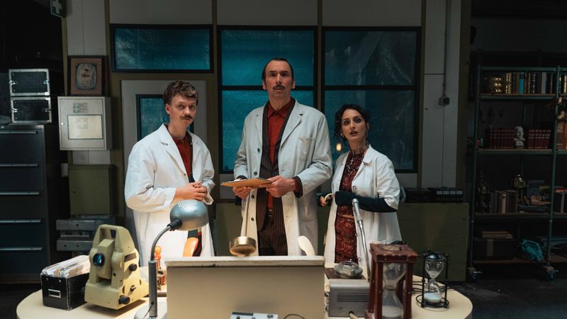 Timoteo (Jeremias Meyer), Cornelius (Arnd Schimkat) und Nazlı (Şafak Şengül, von links) entscheiden in der neuen ZDF-Serie "Schlechte Menschen" darüber, ob Menschen in den Himmel oder in die Hölle kommen.