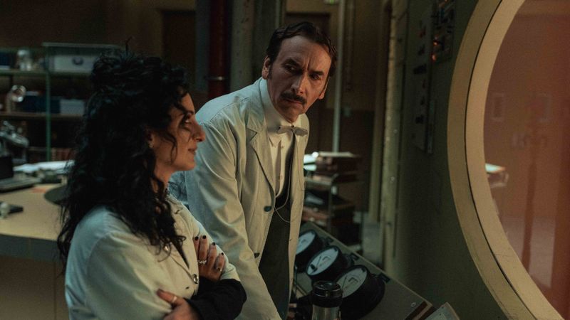 Prüferin Nazlı (Şafak Şengül) und Prüfer Cornelius (Arnd Schimkat) sind schon lange im Geschäft und wissen, wann jemand in den Himmel oder in die Hölle gehört. Doch heute haben sie es mit einem besonders schweren Fall zu tun ...