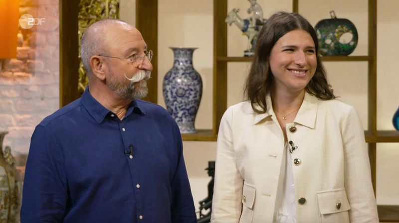 "Das ist unglaublich", konnte Horst Lichter in der Mittwochsausgabe der ZDF-Trödelshow "Bares für Rares" seinen Augen kaum trauen. Denn plötzlich stand das Ebenbild seiner Expertin am Pult. Der Moderator aber verbarg seine Begeisterung, bis die Expertise beendet war.