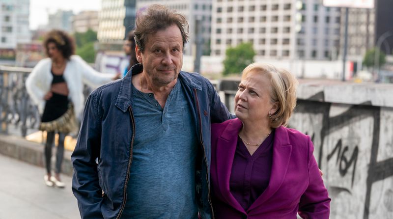 Nach außen ist Anwältin Talia (Gabriela Maria Schmeide) meistens taff und unnahbar. Die Begegnung mit ihrer früheren Schulfreundin konfrontiert sie mit ihrer Vergangenheit in der DDR. Talias Lebensgefährte Fred (Christian Kuchenbuch) steht ihr zur Seite.
