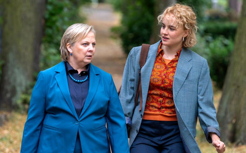 Sie teilen ihre Kanzlei, aber nicht immer dieselbe Meinung: Robert Lieblings Enkelin, die Junganwältin Lisa (Luise von Finckh, rechts), und Talia Jahnka(Gabriela Maria Schmeide). Über Letztere erfährt man im dritten Film der Reihe erstmals Genaueres aus ihrer DDR-Vergangenheit, die sie gerne vertuscht.
