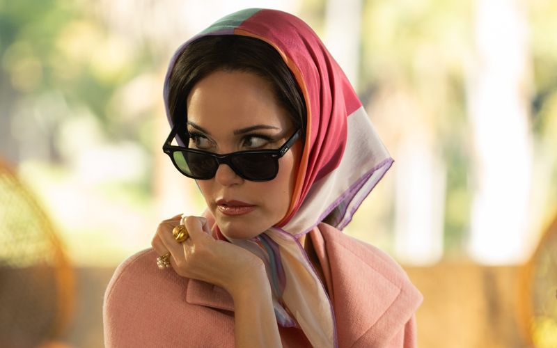 Dinah (Leslie Bibb) hält Ausschau nach dem nächsten reichen Ehegatten, Frau muss ja schauen, wo sie bleibt, wenn der eigentlich geliebte Ehemann Nummer eins ein Loser ist.