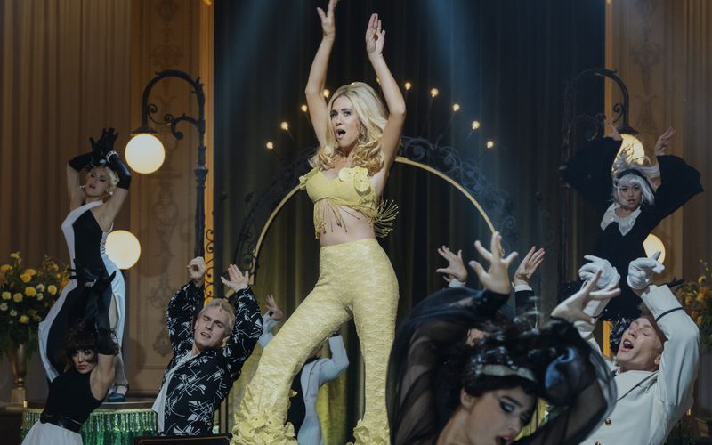 Ann-Margret, bist du es? Nein, es ist Kristen Wiig. Die Hauptdarstellerin der Serie "Palm Royale" gibt als Maxine auch in Staffel zwei alles, um zur High Society von Palm Beach zu gehören - und die späten Sechziger stehen ihr gut.