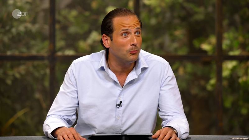 "Saucool gebaut, ich finde es irre, großartig!", Horst Lichter überschlug sich vor Begeisterung angesichts des promintenten Besuchs. Udo Lindenberg war zu Gast bei "Bares für Rares" - wenn auch nur als dreidimensionale Skulptur aus Draht. Auch im Händlerraum war die Begeisterung groß - unter anderem bei Julian Schmitz-Avila (Bild), der über den Einkaufspreis staunte ...