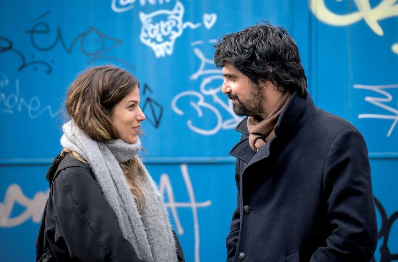 Ana (Iria del Río) und Oscar (Francesco Carril) stellen auf einer Silvesterparty in Madrid fest, dass sie - nur Minuten voneinander getrennt - am Silvesterabend und Neujahrsmorgen - zur Welt kamen. Beide erleben in Folge eins der Serie "Ana und Oscar" ihren 30. Geburtstag. Die nächsten neun Folgen spielen jeweils ein Jahr später.