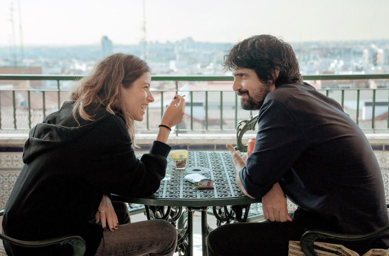 So unterschiedlich - und doch eng miteinander verbunden. Das Leben von Ana (Iria del Río) und Oscar (Francesco Carril) begleitet die Serie "Ana und Oscar" zwischen dem 30. und 39. Lebensjahr der Protagonisten.