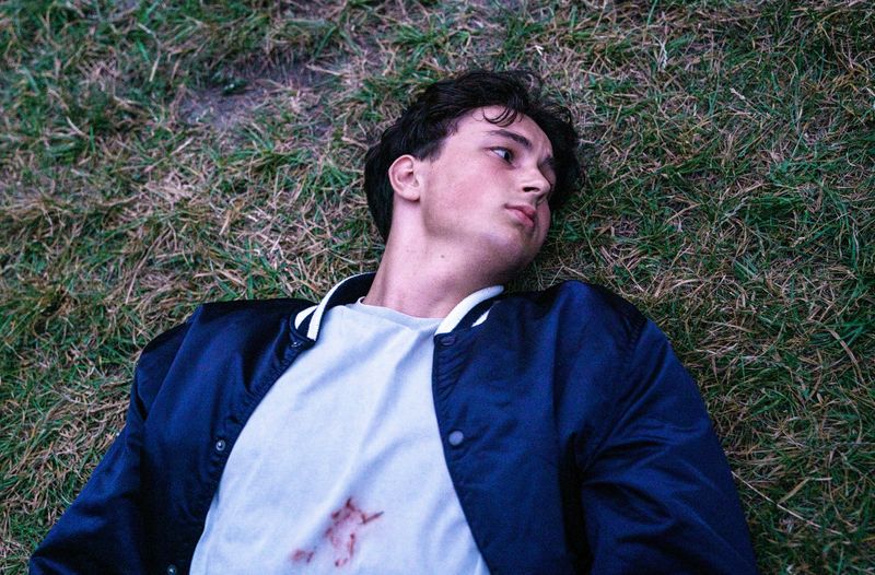 Der durchaus besondere ARD-Mittwochsfilm "Polizei" erzählt aus dem Leben des 20-jährigen Anton (Levy Rico Arcos): Als er eine Anklage wegen "schweren Landfriedensbruchs" und "Widerstand gegen Vollstreckungsbeamte" bekommt, die er sich bei einer Demo mit Filmriss vor zwei Jahren einhandelte, gerät sein Leben aus den Fugen.