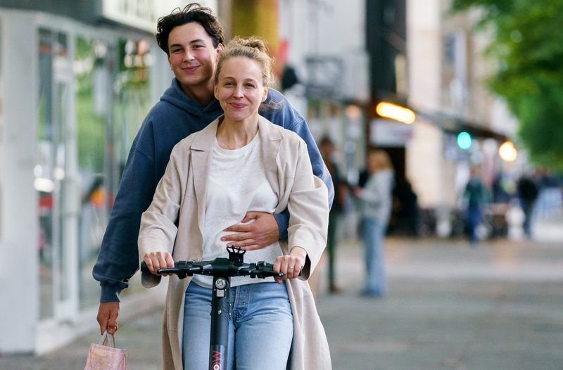 Katja (Petra Schmidt-Schaller) und ihr 20-jähriger Sohn Anton (Levy Rico Arcos) hatten es zuletzt nicht leicht miteinander. Nachdem sich die Eltern vor zwei Jahren getrennt hatten, zog der 18-Jährige in eine Gartenlaube. Über eine unerwartete Anklage, kommt diese Zeit plötzlich bei Anton traumatisch wieder zurück in seinen Kopf. 