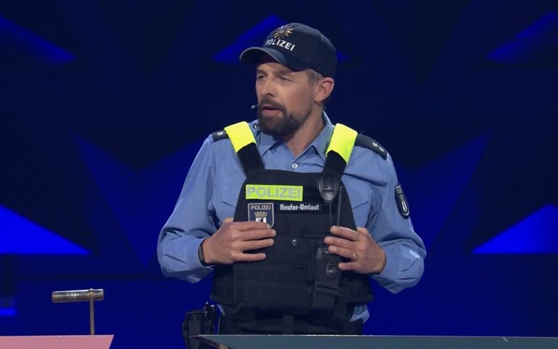 Auf alles vorbereitet: Ersatz-Moderator Klaas Heufer-Umlauf macht auf Polizist.