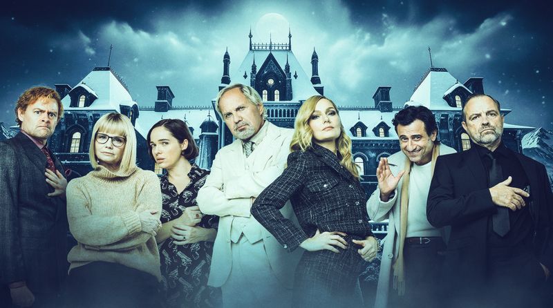 Das Darsteller-Ensemble des Krimi-Dinners ist ebenfalls prominent besetzt (von links):  Max Giermann, Annette Frier, Verena Altenberge, Uwe Ochsenknecht, Martina Hill, Serkan Kaya und Juergen Maurer.