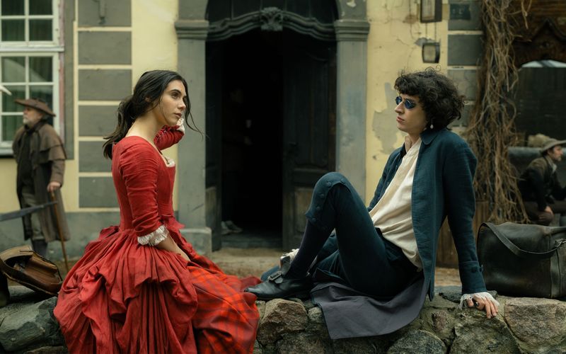 Maria Anna (Havana Joy) sorgt sich um ihren talentierten kleinen Bruder (Eren M. Güvercin).