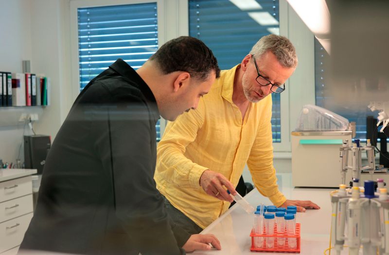 Aktivist und Moderator Anil Altintas (links) spricht mit Psychologe Oliver Schultheiss über den Einfluss von Hormonen auf unser Verhalten.