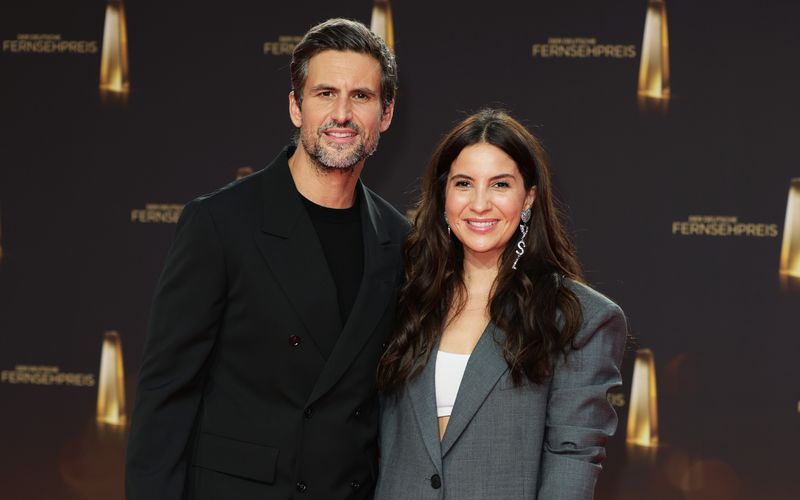 Tom Beck und Chryssanthi Kavazi gehörten 2023 zu den Stars auf dem roten Teppich des Deutschen Fernsehpreises.