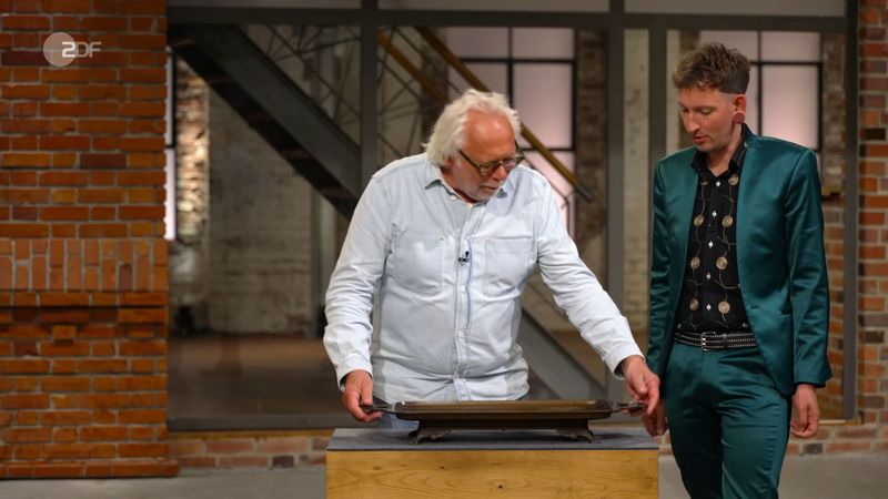 Als "Bares für Rares"-Händler Fabian Kahl (rechts) das massive Bronze-Tablett erblickte, hatte er nur eine Frage: "Wofür???".