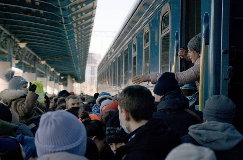 In Kiew, 31 Kilometer von der Frontlinie entfernt, fliehen Menschen zu Beginn des Krieges während eines Luftalarms in überfüllten Zügen.