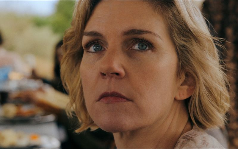 Carol (Rhea Seehorn) muss in "Pluribus" feststellen, dass sich die Welt über Nacht stark verändert hat. Skeptische, ja übellaunige Menschen wie sie werden mit viel Verständnis behandelt, sind aber krasse Außenseiter. Die genial konzipierte Apple-Serie vereinigt Elemente von Sci-Fi, Drama, Comedy und philosophischem Gedankenexperiment.