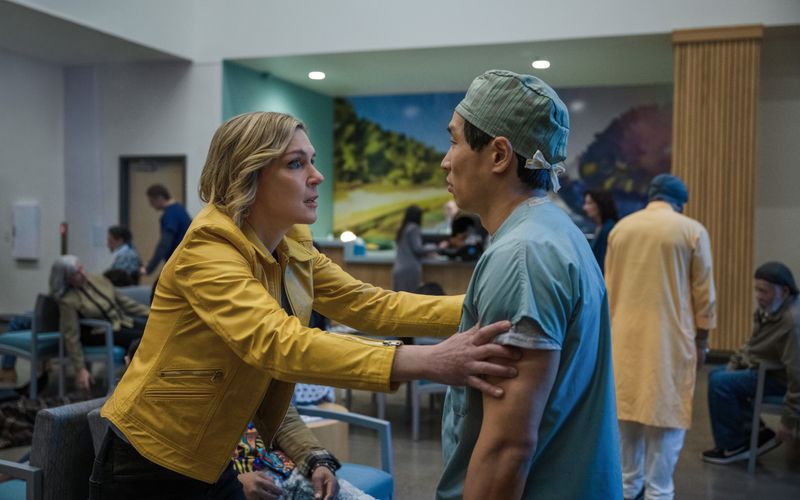 Was ist hier los? Carol (Rhea Seehorn) versucht, einen Klinikarzt wachzurütteln. Sie erlebt in Folge eins eine Art dystopisches Weltereignis. Von der Pilotfolge sollte man sich jedoch nicht auf die falsche Fährte locken lassen. Die Serie entwickelt sich danach noch in (mehrere) ungeahnte Richtungen.