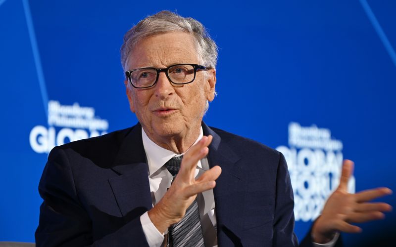 Er war Musterschüler und liebte auch die Zeit an der Harvard-Universität, wo er 1973 Mathematik zu studieren angefangen hatte. Das Studium schmiss er jedoch 1975, um sich ganz der Arbeit für Microsoft zu widmen. Vergeblich versuchte Gates, Studium und Firmenführung unter einen Hut zu bringen. "Ich musste mich dem Unvermeidlichen ergeben und die Schule aufgeben - und natürlich nie zurückkehren", sagte im Februar 2025 dem Sender CNBC.