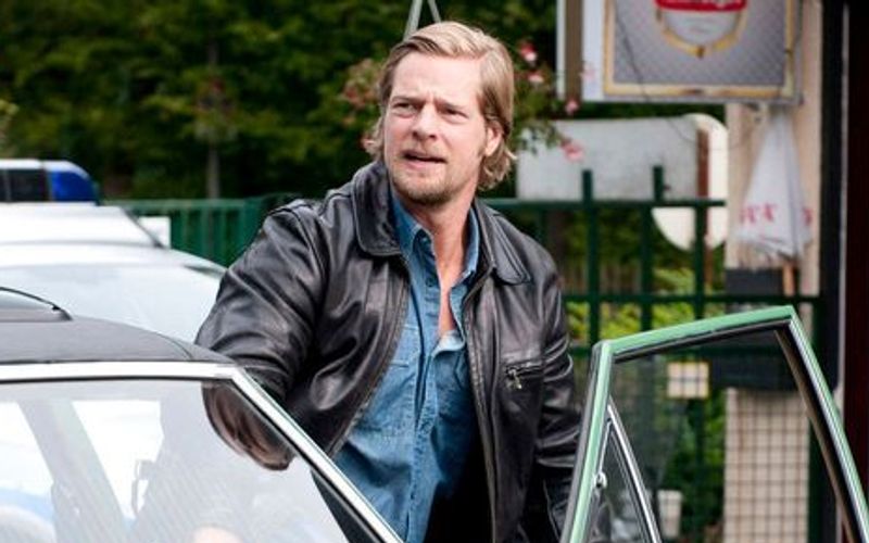 Mick Brisgaus "Geradlinigkeit" schätzen wohl viele Fans, wie Henning Baum im Interview anlässlich des Starts der neuen, sechsten Staffel (ab Donnerstag, 31. Oktober, Prime Video und wöchentlich ab Montag, 24. November, 20.15 Uhr, SAT.1/Joyn), von seiner Kult-Rolle schwärmte.