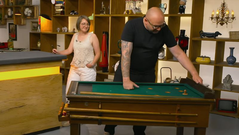 Verkäuferin Renate hat auf dem Speicher einen Billardtisch gefunden.