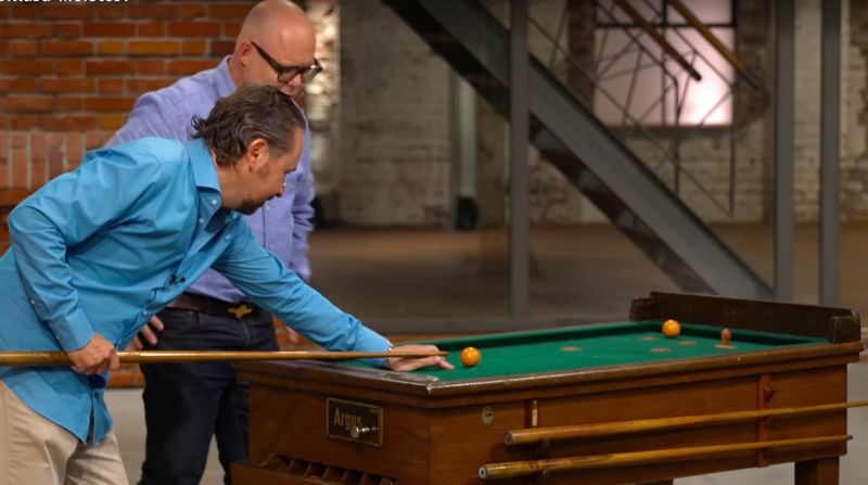 Für Wolfgang Pauritsch (links) und Benjamin Leo Leo wird die neueste Aktion bei "Bares für Rares" (ZDF) plötzlich zum Zweikampf.