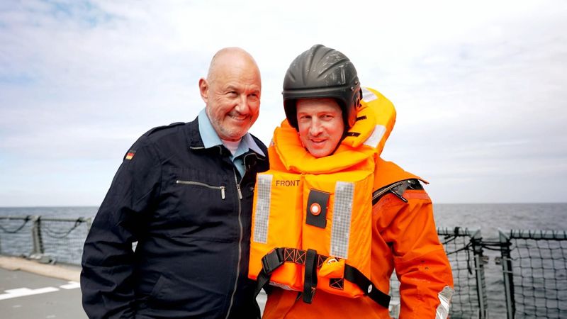 Für Frank Rosin (links) und Alexander Kumptner geht es diesmal auf hohe See.