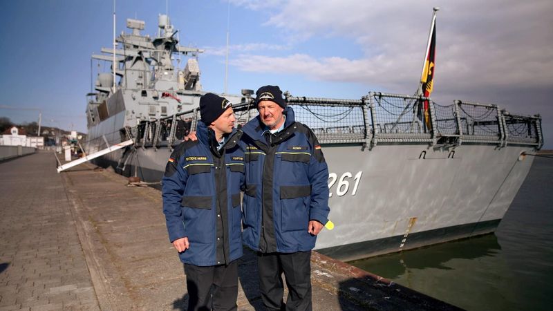Frank Rosin (rechts) und Alexander Kumptner wagen sich in Folge 1 an der Ostsee auf auf ein Marineschiff.