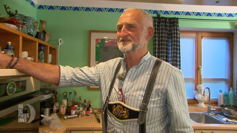 Zum Auftakt der "Dinner"-Woche am Chiemsee hat sich Franz (64) landestypisch schick gemacht.