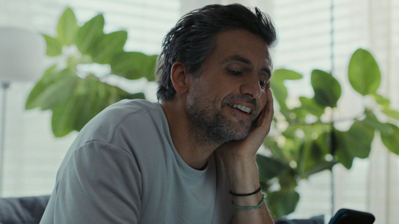 Frank (Tom Beck) wendet sich mit seinen Bedürfnissen an Maia. Sie ist eine KI.