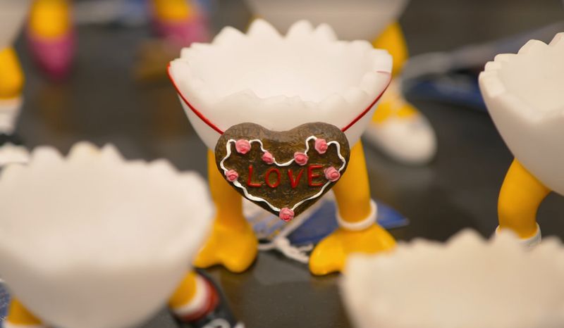 Der Fantasie waren bei der Firma Casablanca wohl kaum Grenzen gesetzt. So gibt es unter den "Freunden von Speedy" einen "Love"-Eierbecher (Foto), aber auch Figuren wie Gärtner oder Läufer. Kümmel stellt einige leichte Gebrauchsspuren fest, schätzt den Wert der Sammlung aber trotzdem auf 400 bis 600 Euro. Lichter: "Und das ohne Eier!"