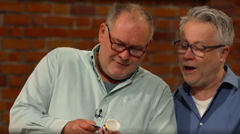 "Das ist Waldi, der Dackelfreund von Speedy!" Walter Lehnertz (links) und Kollege Jan Čížek machen bei "Bares für Rares" eine kuriose Entdeckung.