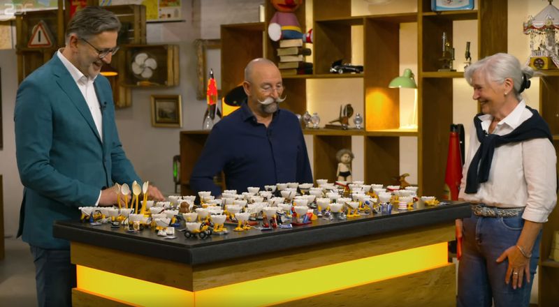 "Eieiei!" "Horst Lichter (Mitte) war von der Kollektion sofort beeindruckt, die Kandidatin Gisela Detlev Kümmel zur Expertise überlassen hatte.