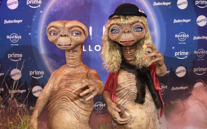 Hätten Sie sie erkannt? Wohl kaum. Denn Heidi Klum setzt jedes Jahr neue Maßstäbe in Sachen Halloween-Kostüm - so wie 2024 als sie und ihr Ehemann Tom als Außerirdische ihre Halloween-Party unsicher machen. Mit welchen Verkleidungen das Topmodel bei ihrer alljährlichen Gruselgala in den letzten 20 Jahren für Furore sorgte, zeigt die Galerie ...   