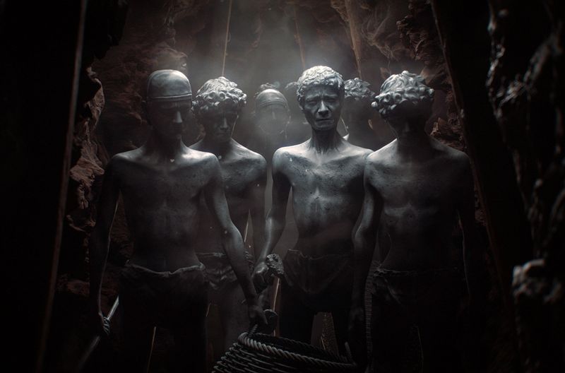 Sklaven in den Minen von Laurion: Athen konnte durch die Ausbeutung der Silberminen von Laurion jährlich Hunderttausende Münzen herstellen.